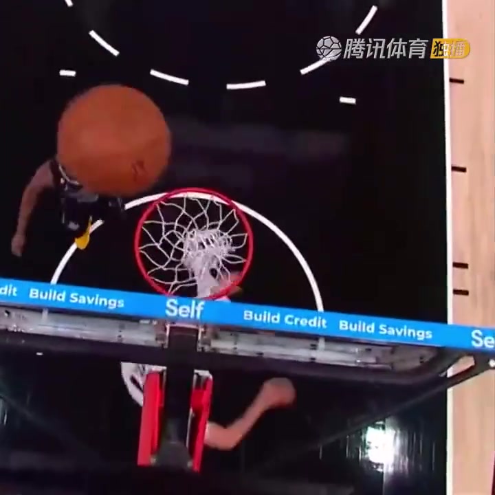  罕见一幕！努尔基奇抛投 球神奇停在篮板上沿 看呆凯尔登！（努尔基奇集锦）